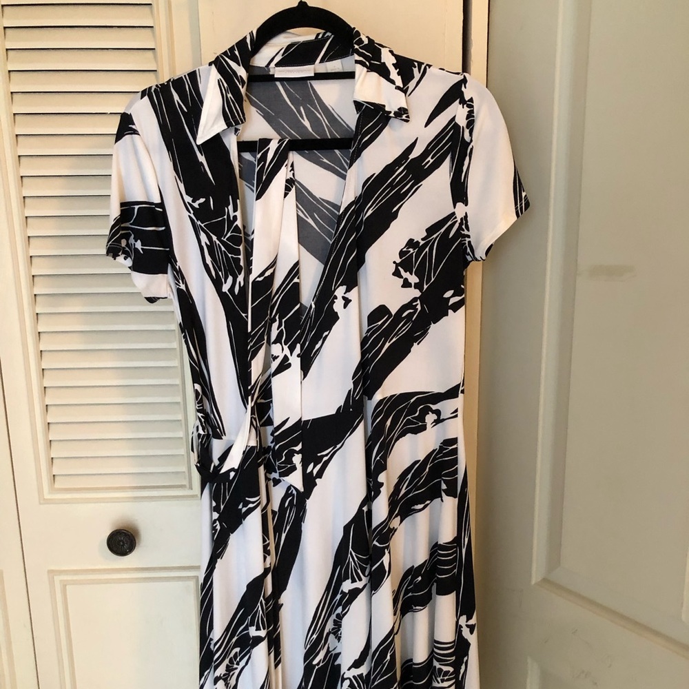 NEW YORK AND CO Black and White Wrap dress with stretch. Size Small.